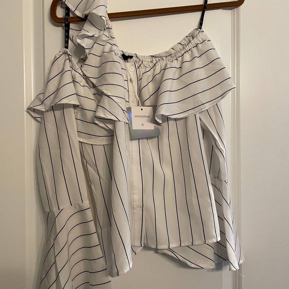NWT white and black pinstripe ruffle top sz s/4